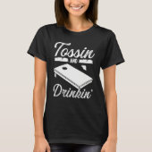 Cornhole Player Tosssing and Drinking Beer Tosser T-shirt (Voorkant)