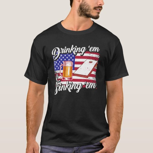Cornhole Sinking & Drink USA Flag Biertas Toss T-shirt (Voorkant)
