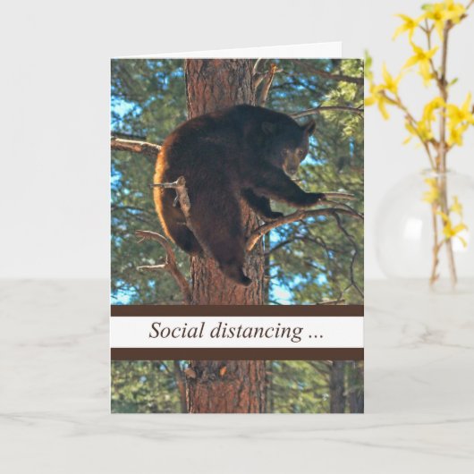 Corona Virus Funny Social Distancing Beer in Tree Kaart (Gele Bloem)