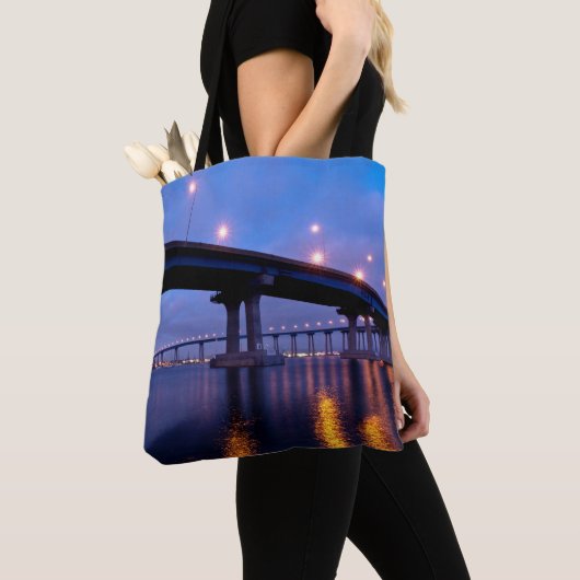 Coronado Bridge in Dusk Tote Bag (Dichtbij)