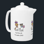 Coronatie 2023 theepot<br><div class="desc">Een herdenkingstheek voor de historische gelegenheid van de koning Charles' Coronation ,  met de koninklijke honden - Bluebell en Beth. Fantastische toevoeging aan een straatfeest.</div>