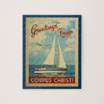 Corpus Christi Jigzaag Puzzle Sailboat Retro Texas Legpuzzel<br><div class="desc">Deze groeten van Corpus Christi Texas, een stinkend, stoute boot die op het water zeilt met zeemijlen en een blauwe hemel gevuld met prachtige witte wolken.</div>