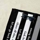 Correctionele officieren bidden dunne grijze lijn strandlaken (In situ)