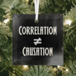 Correlatie is geen gelijke oorzaak funny science glas ornament<br><div class="desc">Correlatie is niet gelijk aan oorzakelijk verband. Een wetenschappelijk beginsel dat bekend is bij wetenschappers die wetenschappelijke experimenten uitvoeren. Enkel omdat de resultaten met elkaar kunnen correleren,  impliceert het geen causaal relatie. Dit is een geweldig geek kerstsiercadeau.</div>