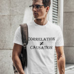 Correlatie is niet gelijk aan oorzaak t-shirt<br><div class="desc">Correlatie houdt geen oorzakelijk verband in. Enkel omdat er een correlatie tussen twee variabelen is,  betekent niet dat één het andere veroorzaakt. Geweldig geschenk voor wetenschappers.</div>