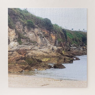 Coruna, Spanje   Zandstrand naast de kliffen Legpuzzel