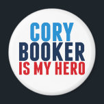 Cory Booker is mijn held Magneet<br><div class="desc">Cory Booker is mijn heldenmagneet. Dit democratische partijlid schreef geschiedenis door het record te verbreken door meer dan 25 uur te spreken. Het was de langste toespraak in de geschiedenis en een indrukwekkende stap tegen Trump.</div>