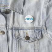 Cosfu - witte logo met platbinding ronde button 3,2 cm (In situ)