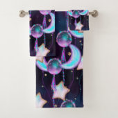 Cosmic Balloons | Blauwe Paarse moonsterstrippen Bad Handdoek (Insitu)