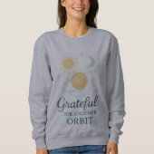 Cosmic Gratitude Sweatshirt – Dankbaar voor Nog Ee (Voorkant)