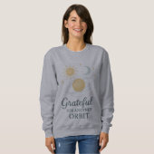 Cosmic Gratitude Sweatshirt – Dankbaar voor Nog Ee (Voorkant volledig)