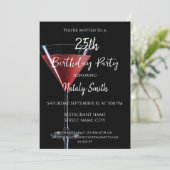 Cosmopolitan cocktail met kers op zwart kaart (Staand voorkant)