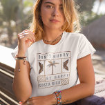 Costa Rica Haast je niet Wees blij Souvenir T-shirt<br><div class="desc">Omarm de 'Pura Vida' levensstijl met onze Costa Rica Don't Hurry Be Happy Souvenir T-Shirt! Met de speelse maar diepe zin 'Don't Hurry Be Happy' te midden van levendige tropische motieven,  vat dit t-shirt de essentie van de relaxte vibe van Costa Rica.</div>