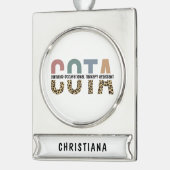 COTA Certified Occupational Therapy Assistant Verzilverd Banner Ornament (Links)