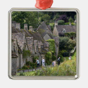 Cotswold stenen cottages in het dorp van metalen ornament