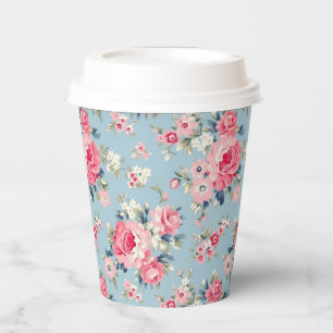 Cottage roze rozen op blauwe achtergrond papieren bekers