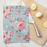 Cottage roze rozen op blauwe achtergrond theedoek<br><div class="desc">Elegant en romantisch naadloos bloemmotief met huisstijl pastel roze rozen met witte en roze wilde bloemen op lichtblauwe achtergrond.</div>