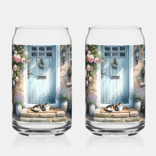Cottagecore bloemrijke veranda met calicokater blikvorm glas