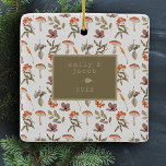 Cottagecore Mushroom Botanisch Afbeelding Kerstmis Keramisch Ornament<br><div class="desc">Verhoog uw vakantie-inrichting met onze betoverende Cottagecore Mushroom Botanical Afbeelding Keramisch Ornament. Dit ornament vangt de tijdloze charme van het klassieke botanische bosgroen en combineert het met de rustieke allure van cottagecore. Het beschikt over een prachtig ontworpen boogfotosjabloon, die de perfecte ruimte biedt voor het tonen van een gekoesterd geheugen....</div>