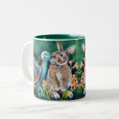 Cottontail Rabbit & Turtle Statue Waterverf Art  Tweekleurige Koffiemok (Voorkant links)