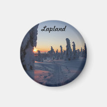 Couché de soleil sur la forêt enneigé de Laponie