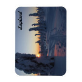 Couché de soleil sur la forêt enneigée en Laponie Magneet (Verticaal)