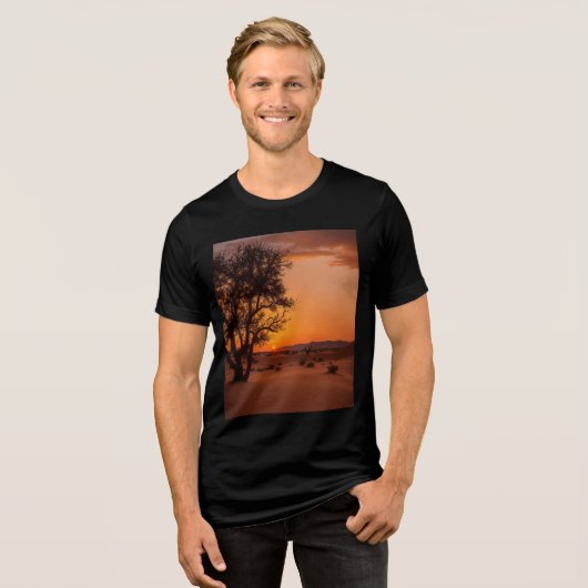 "Coucher de Soleil dans le Désert" – Bella+Canvas Tri-Blend Shirt (Voorkant volledig)