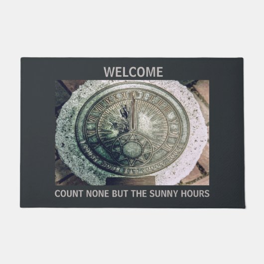 Count niets behalve Sunny Hours Sundial Welkom Deurmat (Voorkant)