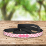 Country Baby Pink Gingham Aangepaste naam Hondenlijn<br><div class="desc">Schattige aangepaste naam hondenriem met een stijlvol baby roze gingham-patroon. Personaliseer het door de tekst van de tijdelijke aanduiding te vervangen. Voor meer opties, zoals het wijzigen van het lettertype en de grootte van het lettertype, klikt u op de knop "Aanpassen". *Houd er rekening mee dat het Zazzle Watermerk dat...</div>