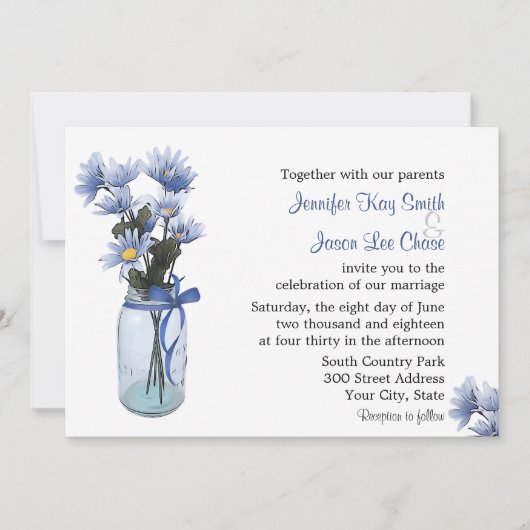 Country Blue Daisies Mason Jar Wedding Uitnodiging (Voorkant)