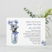Country Blue Daisies Mason Jar Wedding Uitnodiging (Staand voorkant)