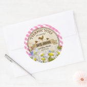 Country Daisies Pink Gingham Check Baby shower Ronde Sticker (Envelop)