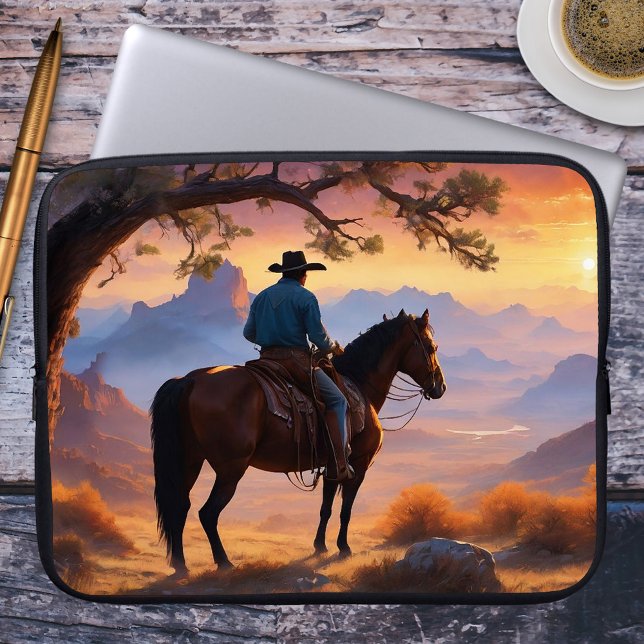 Country en Westerne Cowboy Paard Laptop Sleeve (Laptop sleeve featuring a painting of a cowboy on his horse overlooking a landscape at sunset)