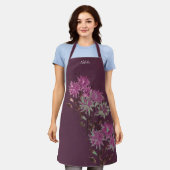 Country Modern Paarse Bloemen Monogrammed Schort (Gedragen)