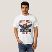 Country Raised Patriot Made Eagle beroemd gemaakt  T-shirt (Voorkant volledig)