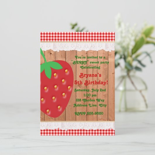 Country Strawberry Gingham Ruffles Uitnodiging (Staand voorkant)