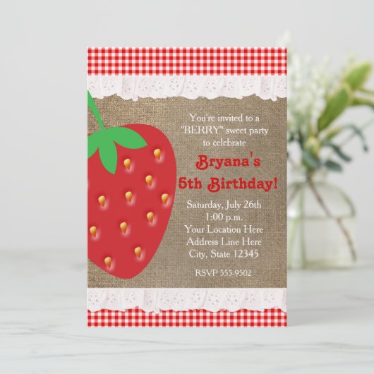 Country Strawberry Red Gingham Ruffle Uitnodiging (Staand voorkant)