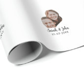 Couple face photo add name date simple wedding cadeaupapier (Rol Hoek)