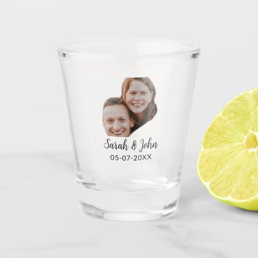 Couple face photo add name date simple wedding shot glas (Voorkant)