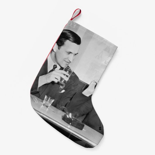 Couple sitting together in a restaurant flirting w kleine kerstsok (Voorkant (Hangend))