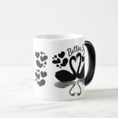 Couple Swan Silhouette Reflection in water Magische Mok (Voorkant rechts)