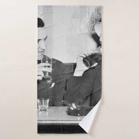 Coupled sitting together in a restaurant flirting  badhanddoek (Badhanddoek)