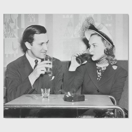 Coupled sitting together in a restaurant flirting  cadeaupapier (Vlak)