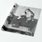 Coupled sitting together in a restaurant flirting  cadeaupapier (Uitgerold)