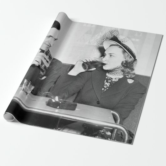 Coupled sitting together in a restaurant flirting  cadeaupapier (Uitgerold)