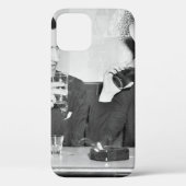 Coupled sitting together in a restaurant flirting Case-Mate iPhone case (Achterkant)