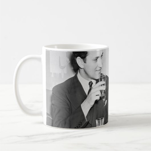 Coupled sitting together in a restaurant flirting  koffiemok (Links)