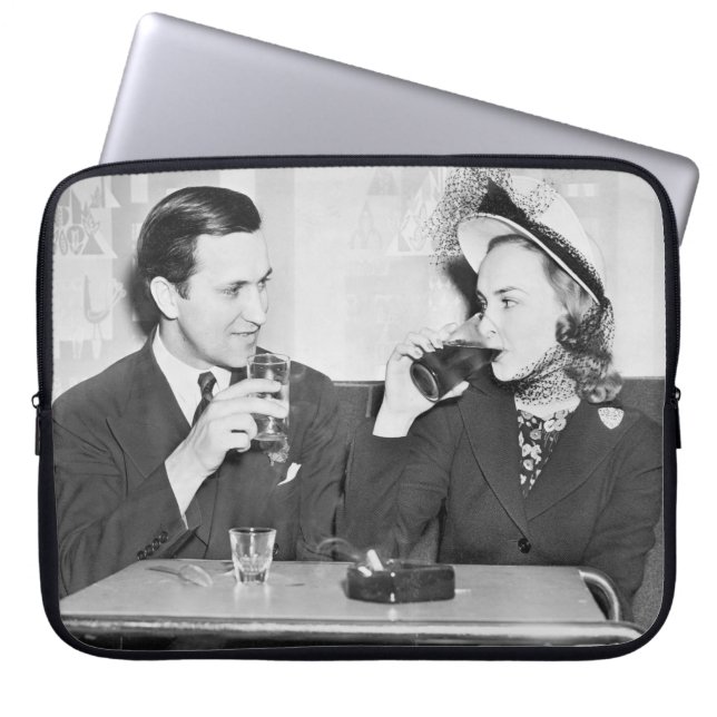 Coupled sitting together in a restaurant flirting  laptop sleeve (Voorkant)