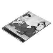 Coupled sitting together in a restaurant flirting  notitieboek (Linkerzijde)