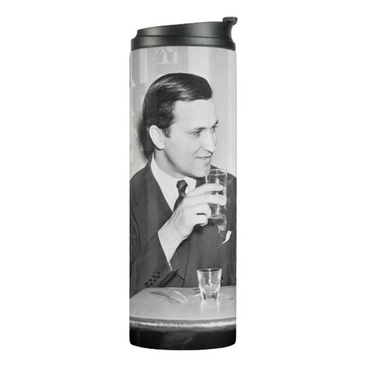 Coupled sitting together in a restaurant flirting  thermosbeker (Gedraaid links)